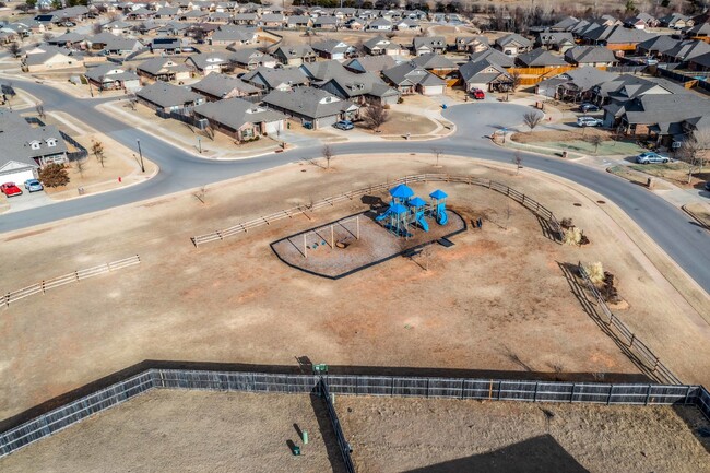 Building Photo - Stunning home in Choctaw