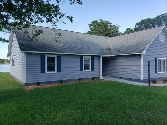 Building Photo - Beautiful Home on Lake Clermont