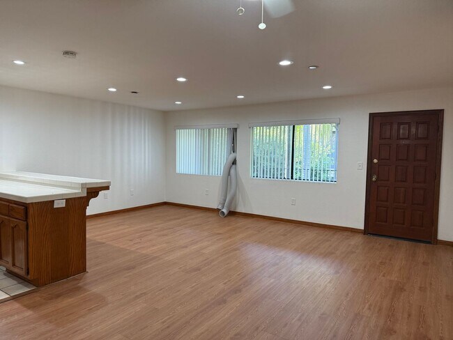 Building Photo - Los Caballeros #325