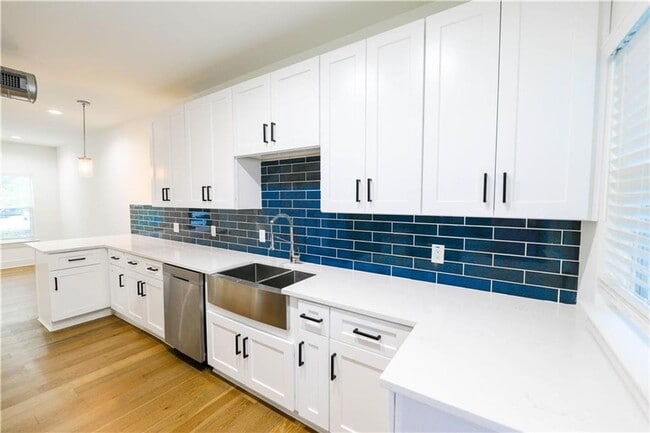 Building Photo - 8 Bedrooms 8 Baths Pre-leasing Now for 202...