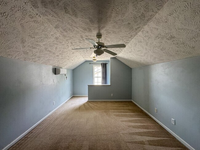 Building Photo - Charming 3 Bed 2 Bath Home with Bonus Room