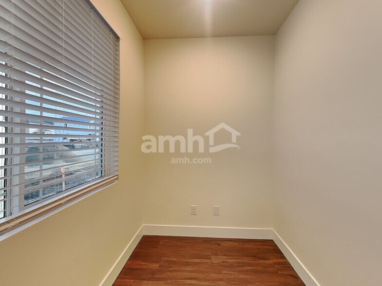 Building Photo - 1559 N Garnet Creek Ave