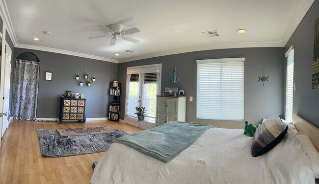 Building Photo - ABSOLUTELY AMAZING! Large 4 bedroom 2 stor...