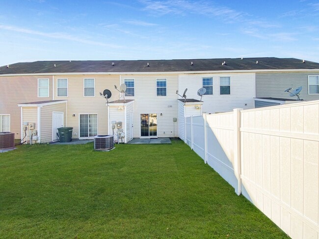 Building Photo - Two Bedroom Townhome in Godley Park with m...