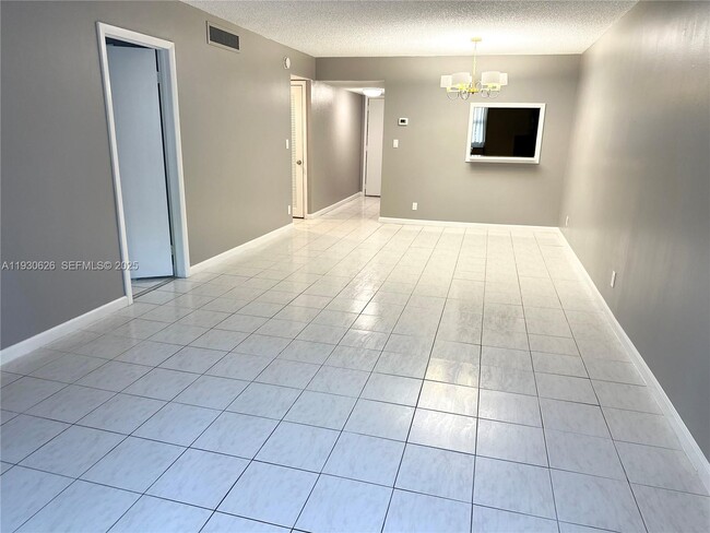 Building Photo - 220 SW 9th Ave