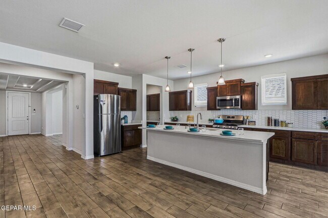 Building Photo - 7509 Enchanted Pk Dr