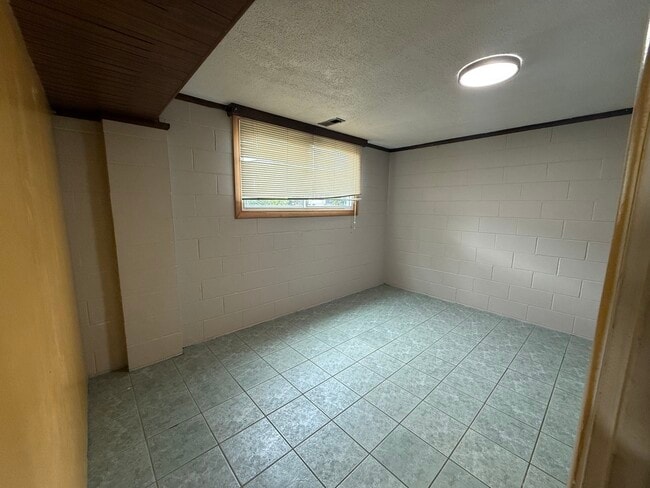 Building Photo - 613 Newberry Dr