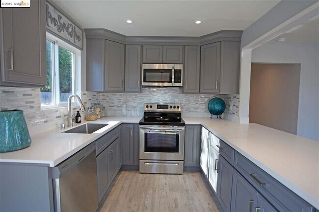 Building Photo - Clean/Remodeled 3 Bedroom 2 Bath with Large  Lot