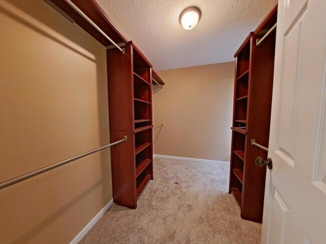 Building Photo - 933 Mitchell Ln