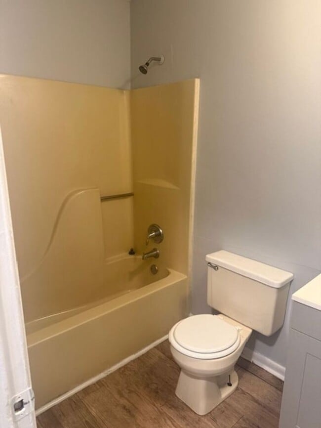 Building Photo - Three Bedroom Apartment in Norfolk