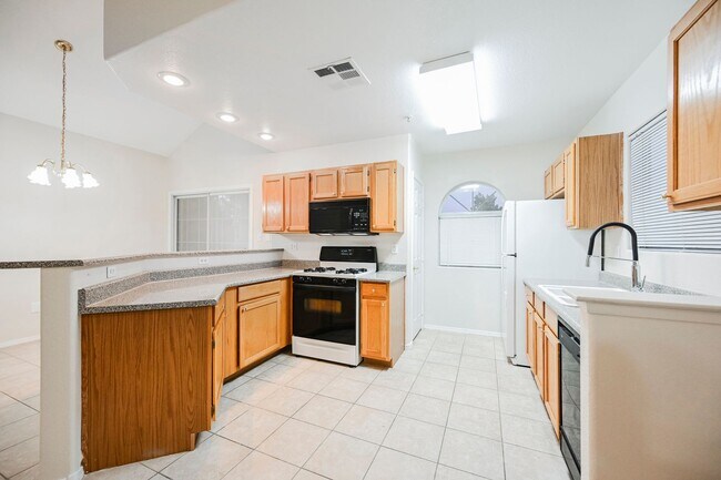 Building Photo - Gated Community townhome, with private garage