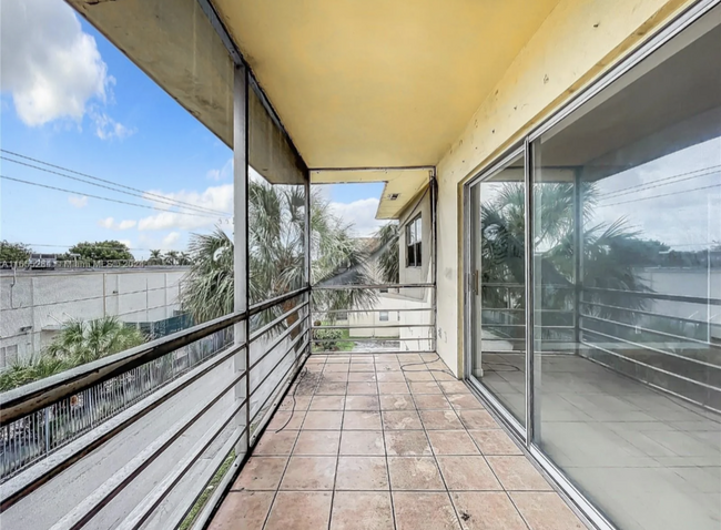 Covered patio - 4043 NW 16th St