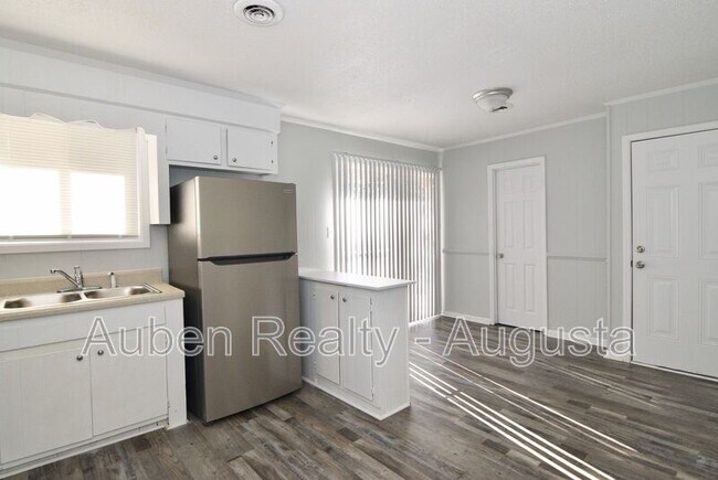 Building Photo - 524 Laverne Ave