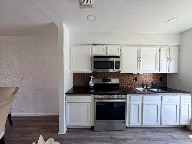 Building Photo - 7700 Creekbend Dr