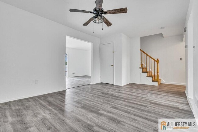 Building Photo - 17 Begonia Ct