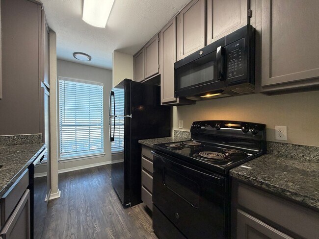 Building Photo - 7417 Kingswood Dr