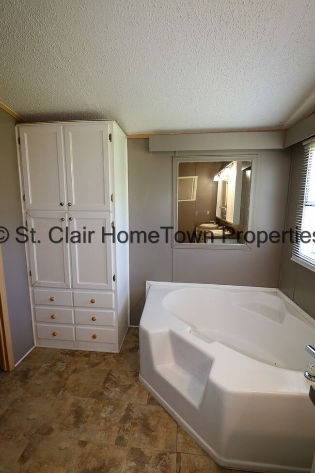 Building Photo - Large Home