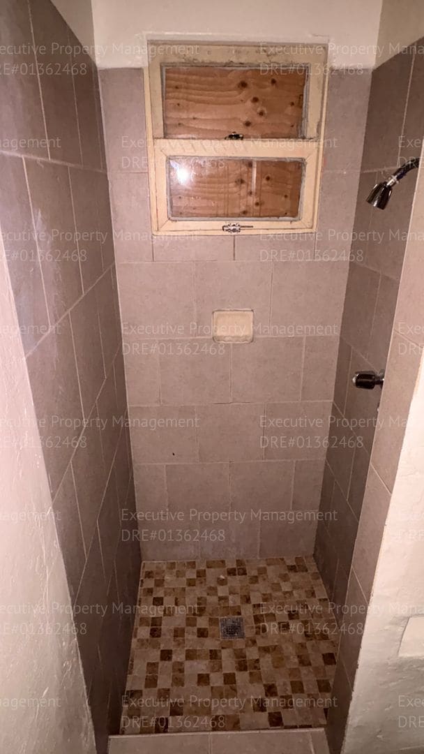 Building Photo - 105 E 8th St