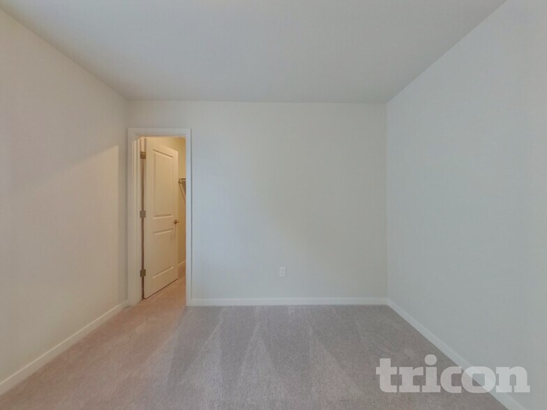 Building Photo - 1368 Orchard St