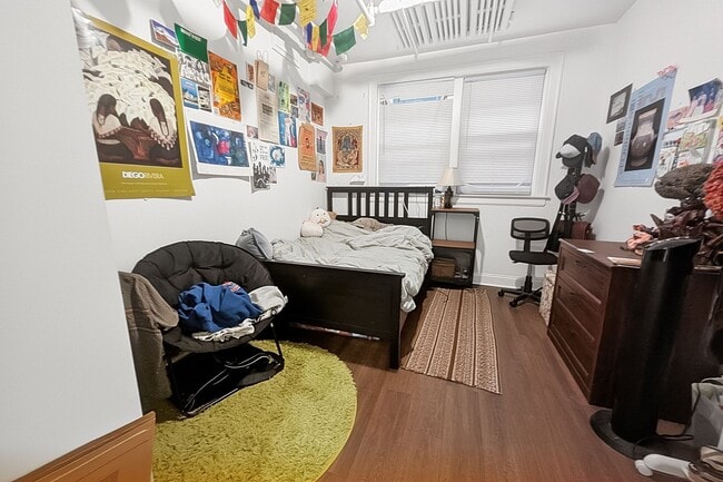 Building Photo - Newly Renovated 1 BR in Loyola on Lovely Quiet Block