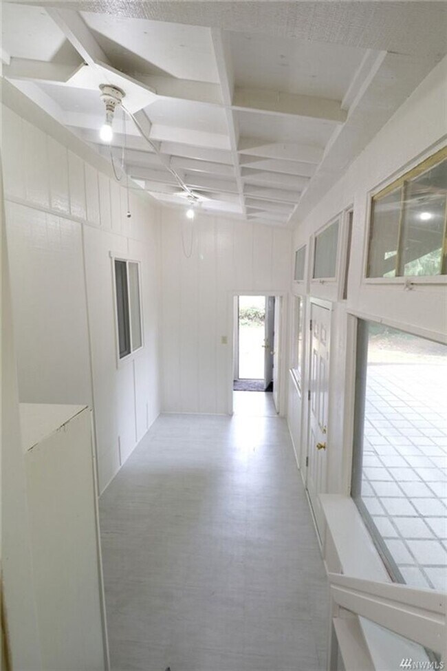 Building Photo - Bremerton Home with Bonus Rooms and Large Yard