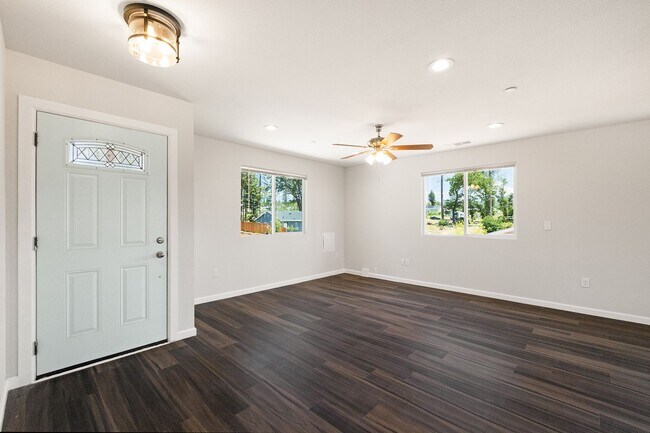 Building Photo - Paradise-Newer construction, 2 bed 2 bath +Bonus room, Garage, fenced yard, RV parking