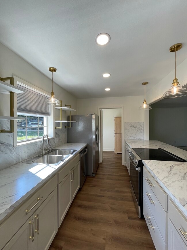 Building Photo - 15021 Hillview Rd