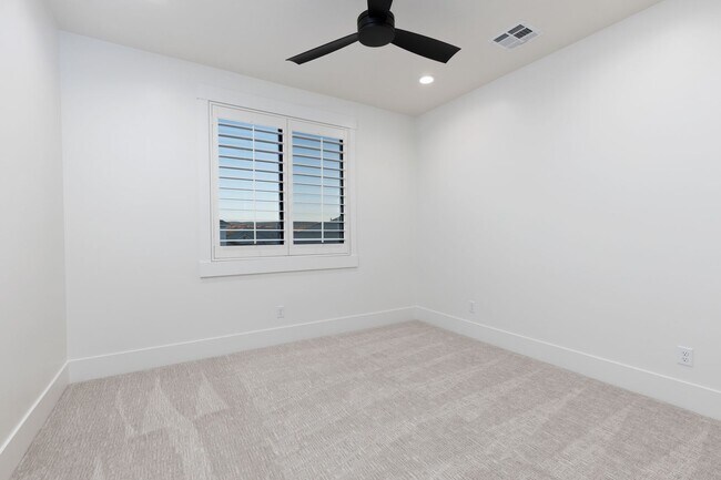 Building Photo - 6 bed / 4 bath / 3 car garage custom home in Pecan Valley