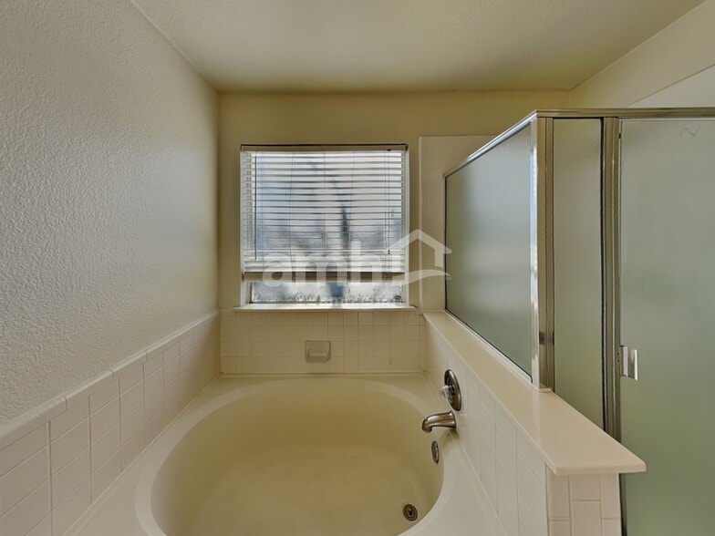 Building Photo - 1009 Whistle Stop Dr