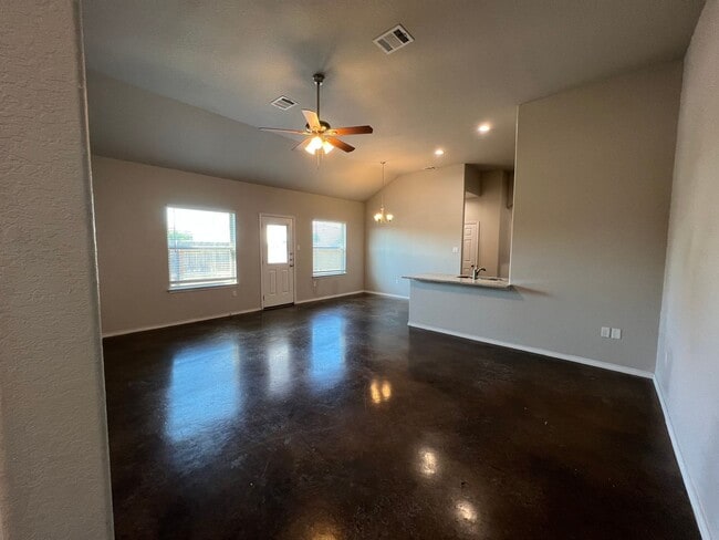 Building Photo - Luxury 3/2 Duplex in Seguin, Texas