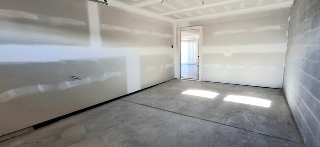 Building Photo - 3 Bedroom 2.5 Bathroom Available in Elizab...