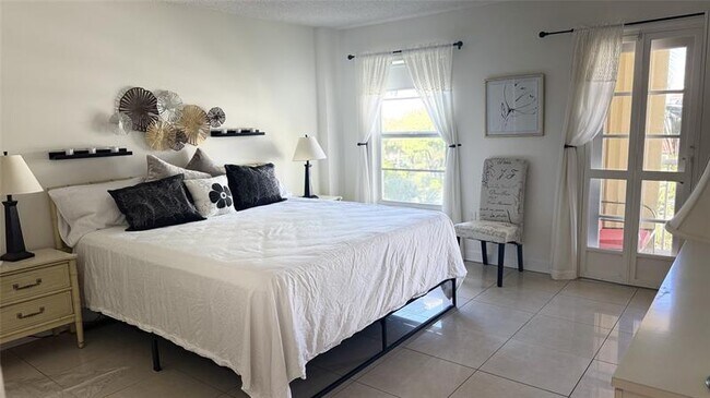 Building Photo - 951 De Soto Rd