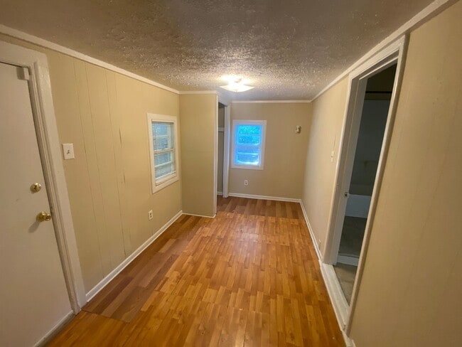 Building Photo - **ON HOLD**3 bedroom/1 bathroom (Great Loc...