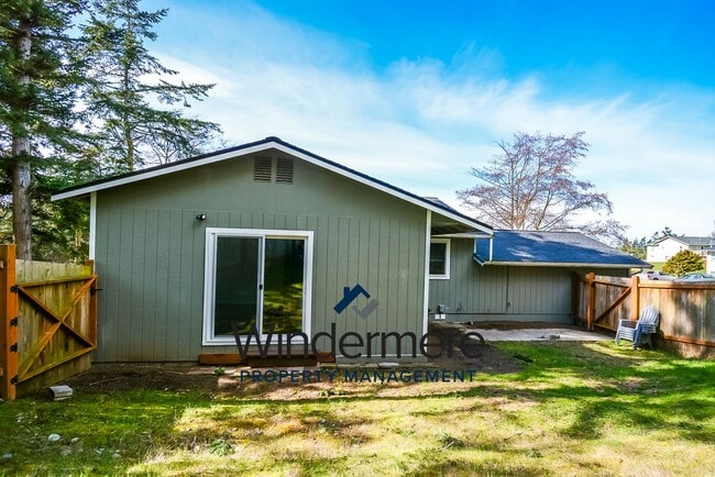 Building Photo - Charming 3 Bedroom 2 Bathroom Home in Sierra with Water View