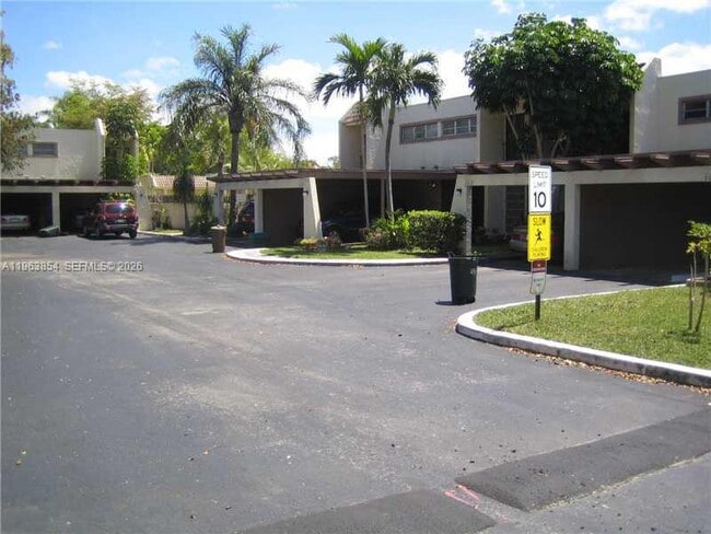 Building Photo - 6512 Kendale Lakes Dr