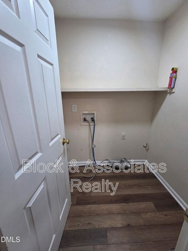 Building Photo - 906 W Chatham St