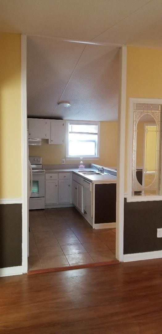 Building Photo - BIG AND ROOMIE! BIG AND ROOMIE!