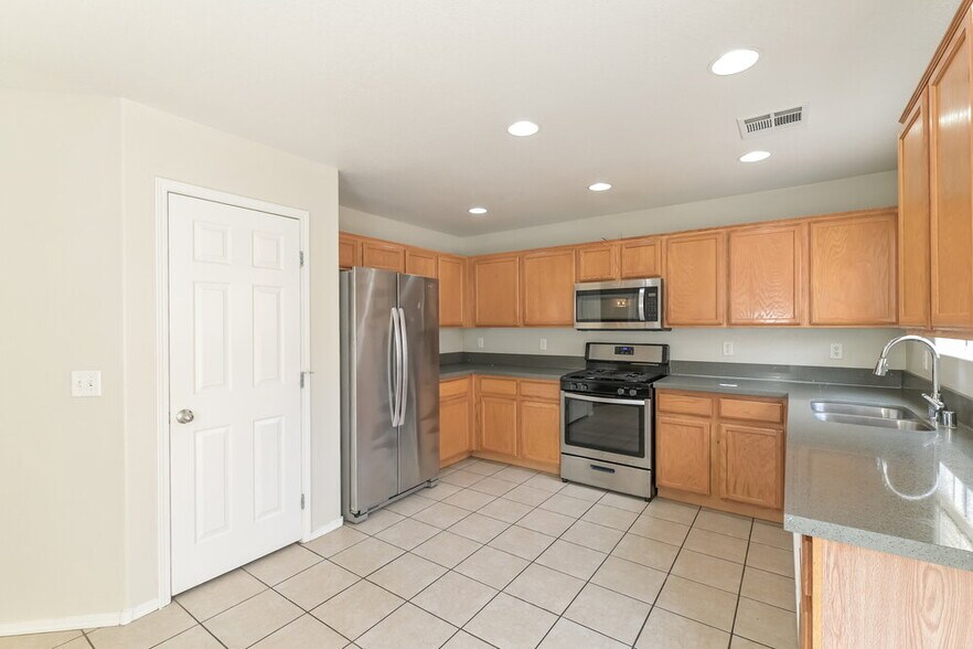 Building Photo - 6015 Ambleshire Ave