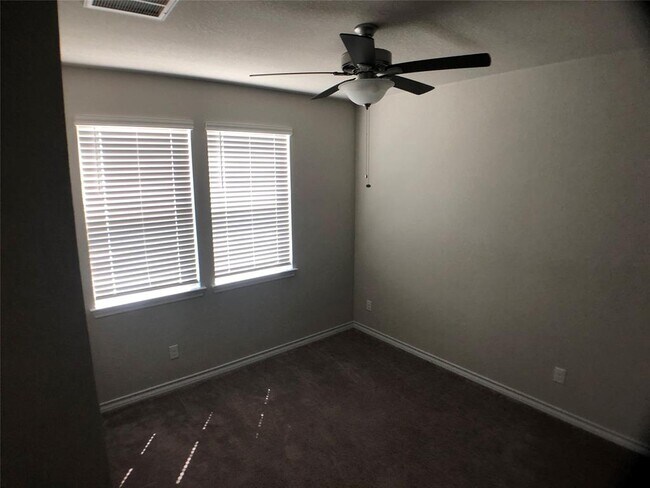 Building Photo - 113 Flexus Ln