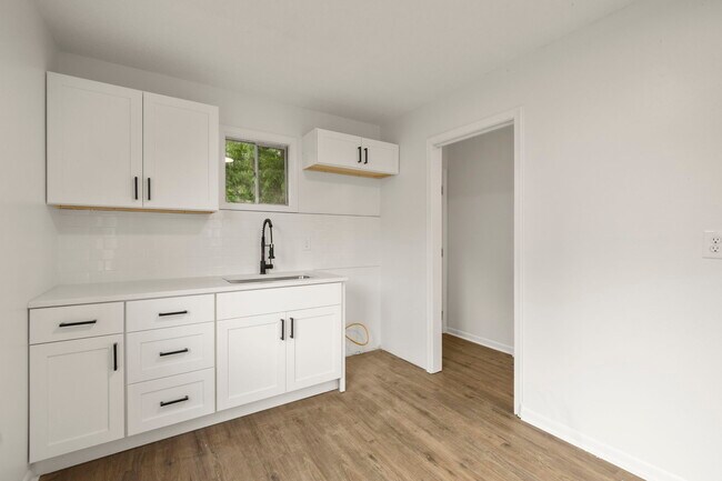 Building Photo - 512 Maier Dr