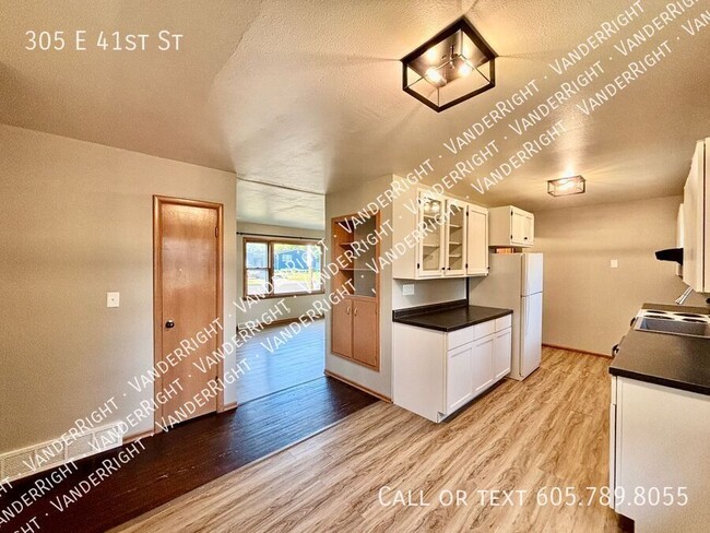 Building Photo - 305 E 41st St