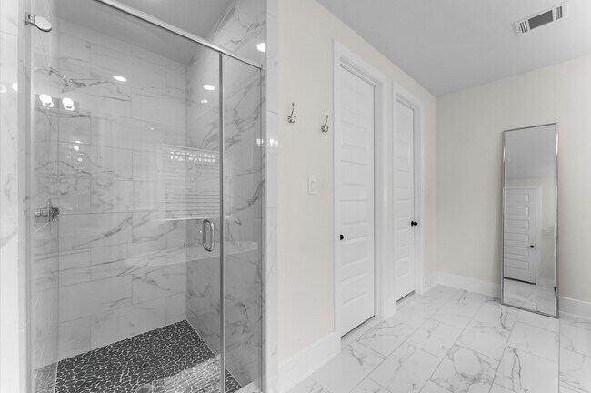 Building Photo - 15026 La Strada Dr