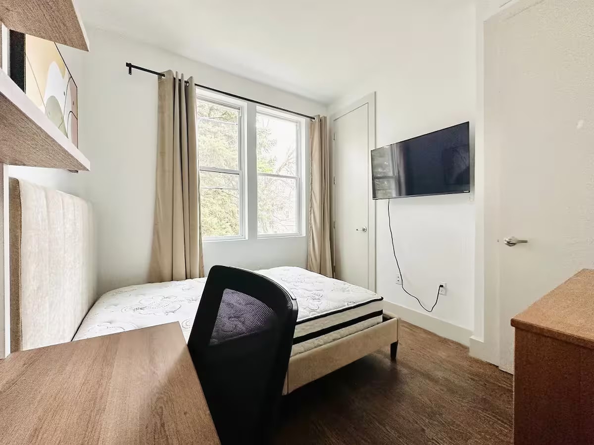 Building Photo - Furnished room/NOT APARTMENT