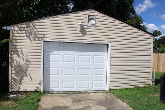 Building Photo - Great Three Bedroom Home