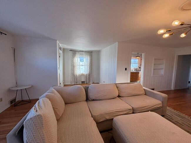 Building Photo - 3 BED | 1.5 BATH | SPACIOUS HOME | CENTRAL