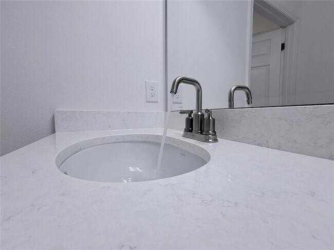 Building Photo - 609 Duke Dr