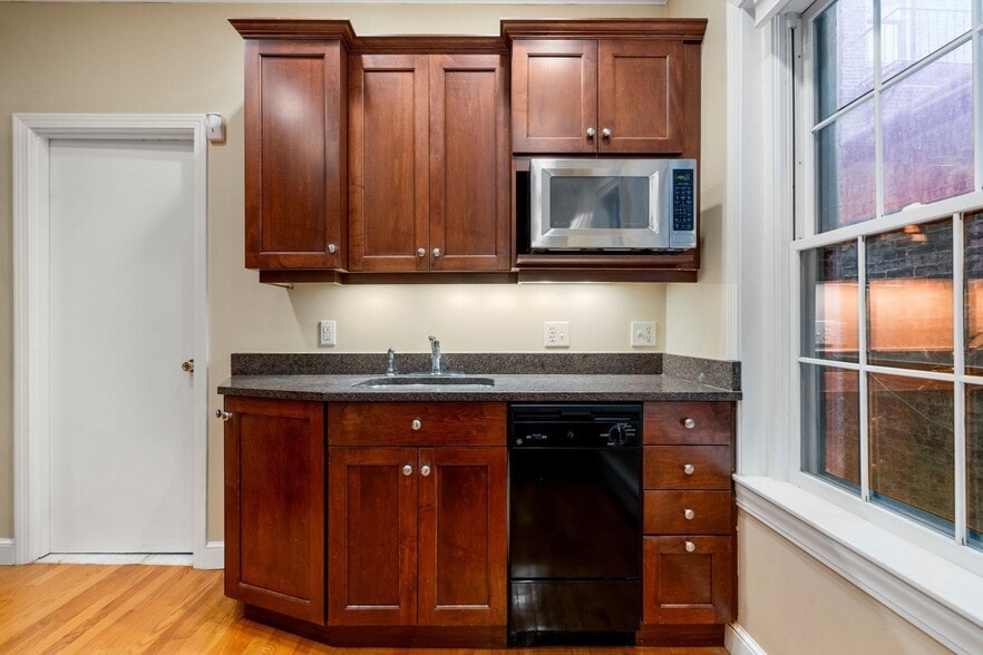 Building Photo - 43 Irving St