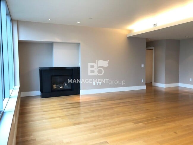 Building Photo - The Metropolitan, Pearl District's only 3b...
