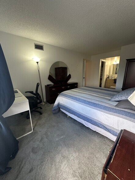 Building Photo - 250 Sunny Isles Blvd
