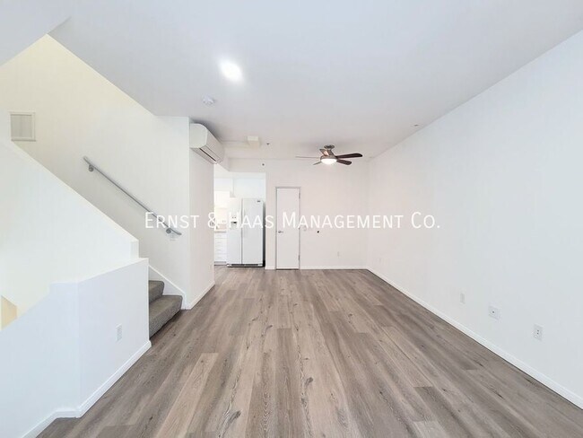 Building Photo - 302 E 19th St